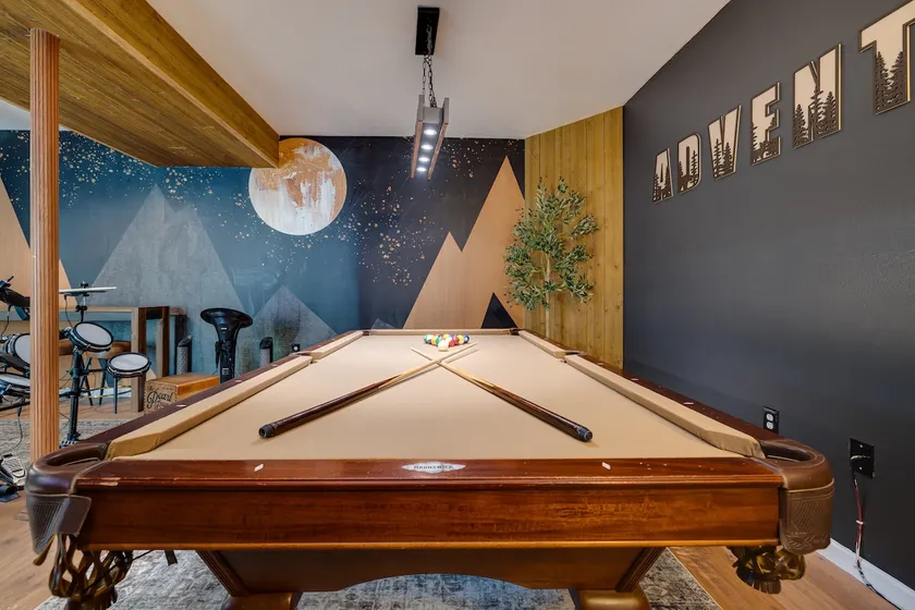 25% Off ~ Sauna, HotTub, Music, Games, Pets, 6TVs - Image 1