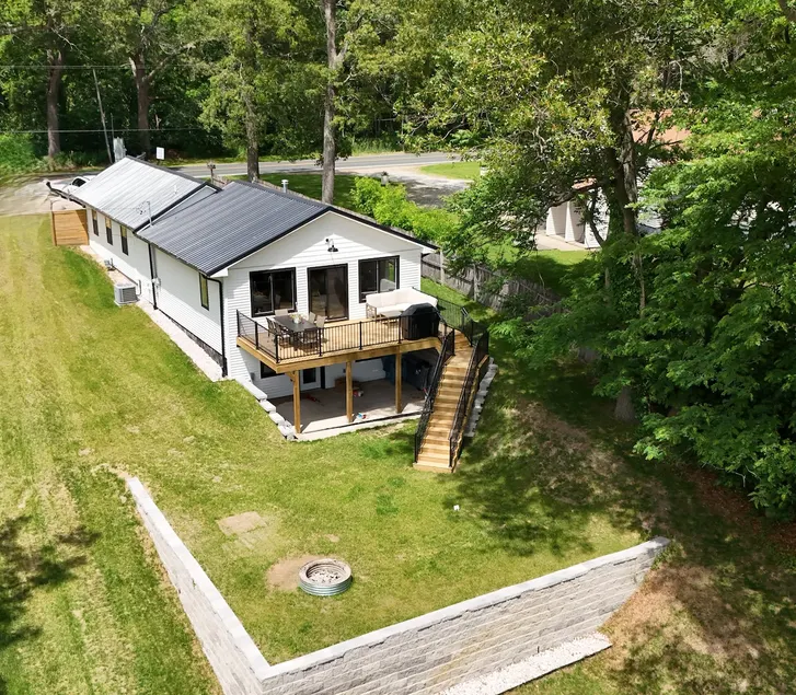 Family Retreat on Wolf Lake - Image 1