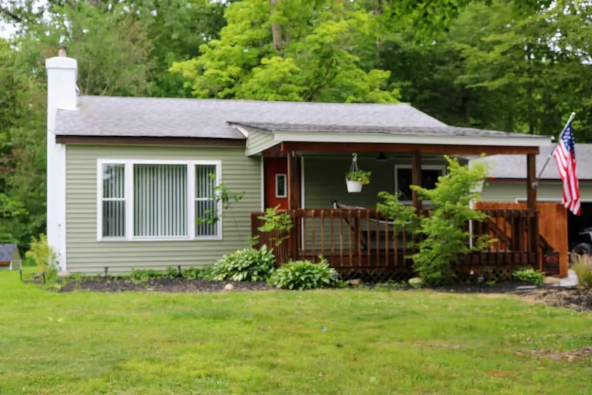 Squatch Cottage on Lakeshore - Image 1