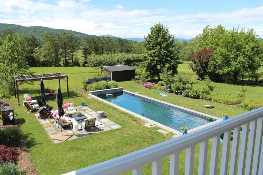 4BR Farmhouse Pool+Hot Tub, UVA, Quiet - Image 1