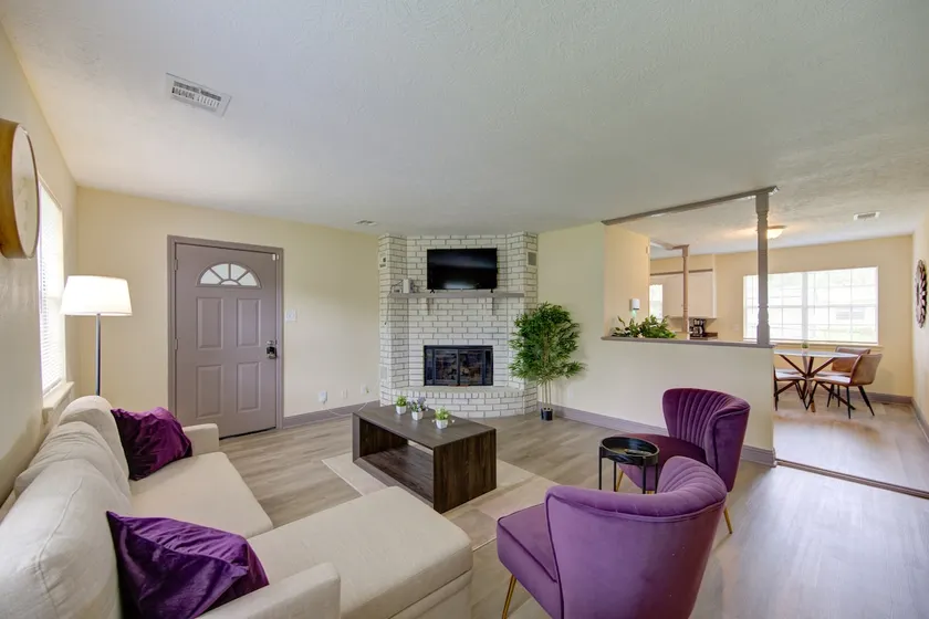 Indoor fireplace w/ patio & Pool Table - Image 1