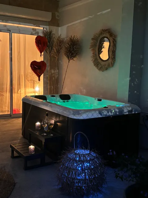 Love room: The Pleasure Court - Image 1