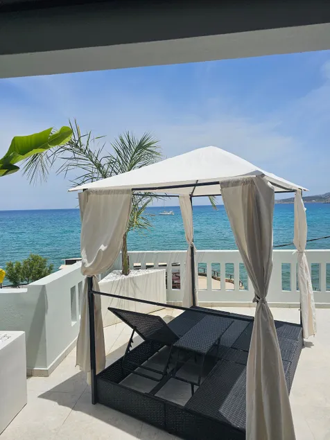 Beachfront luxury suite - Image 1