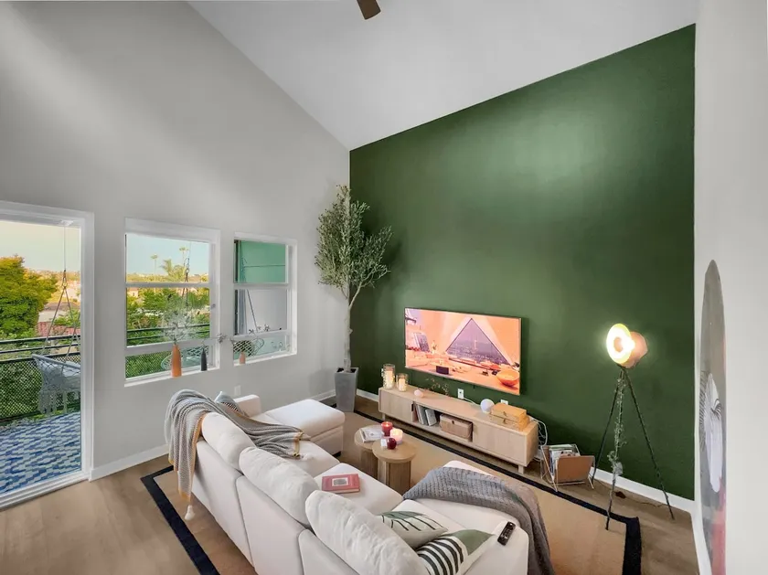 Family Townhome in Miracle Mile Free Parking & Spa - Image 1