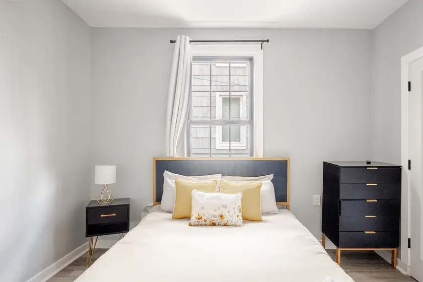 Modern 2 Bedroom Apt In The Heart Of Black Rock - Image 1