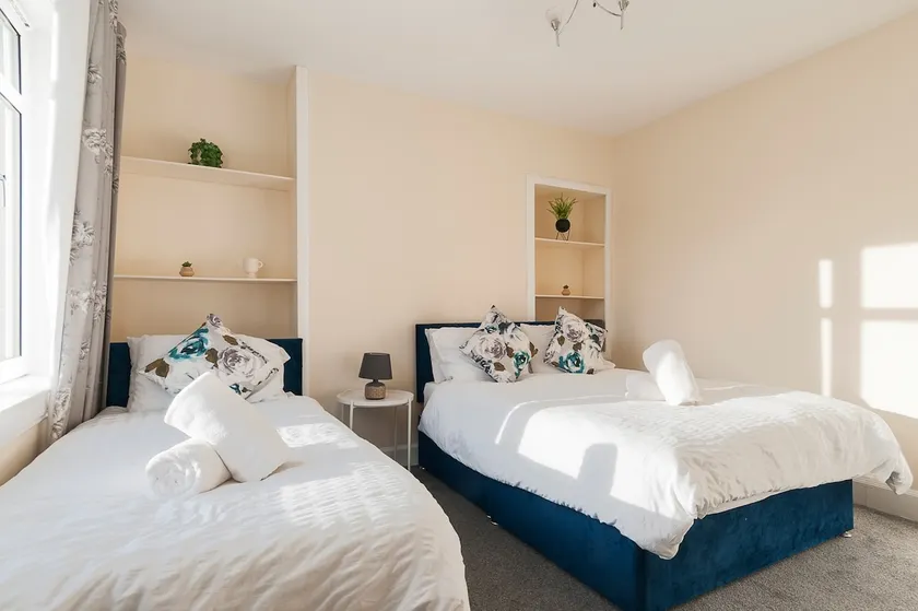 House with parking, near city centre, sleeps 5 - Image 1
