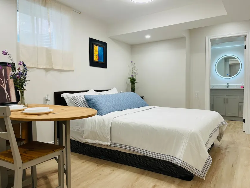 Studio Private Suite Coral Richmond Hill - Image 1
