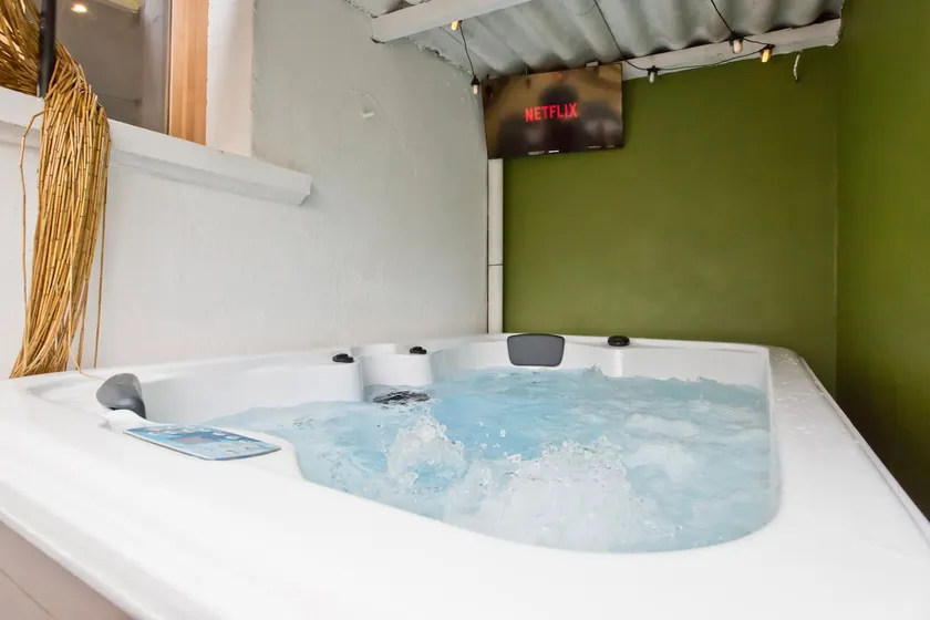 Montsejour – HOT TUB, net and hanging chair - Image 1