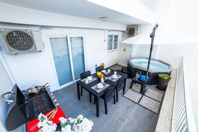 Large Sea-side Hot Tub Lux Apartment - Image 1