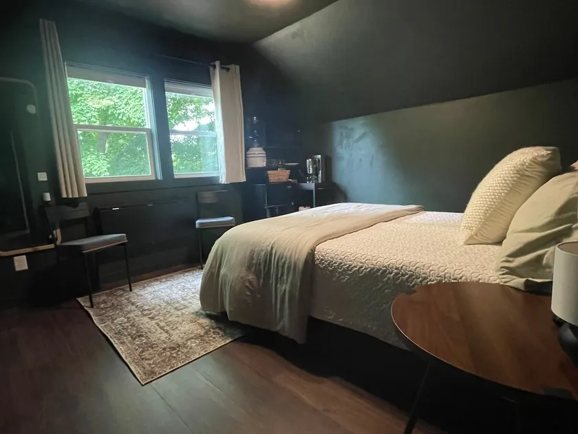 Private Suite Above Art Studio - Close to the Lake - Image 1