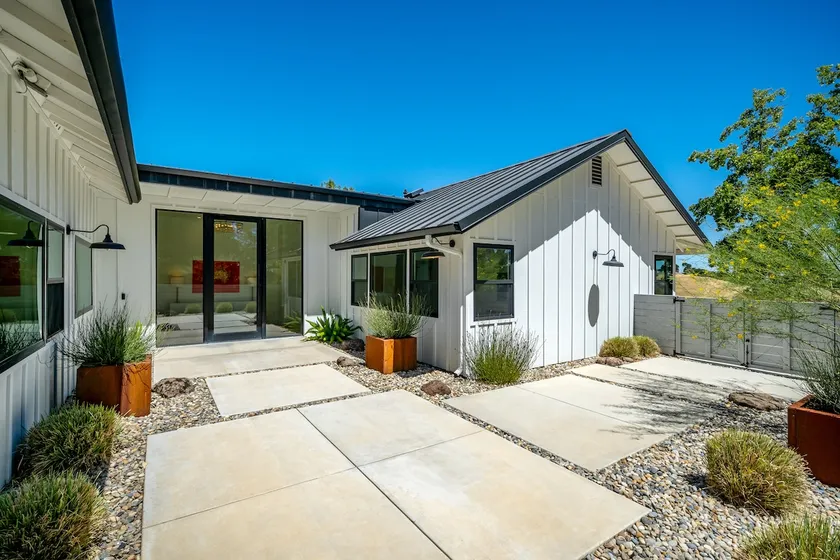 Sunset View Luxury Living on 5 Picturesque Acres - Image 1