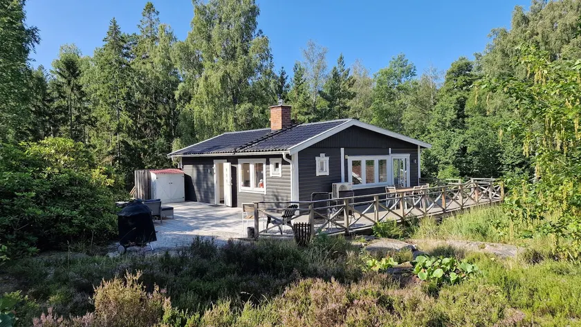 Private house near the archipelago in a secluded forest environment - Image 1