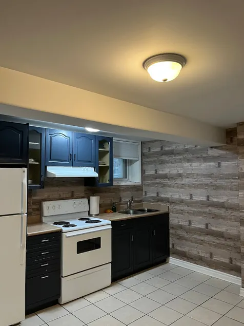 Bright Bsmt APT in Trendy Dufferin Grove - Image 1