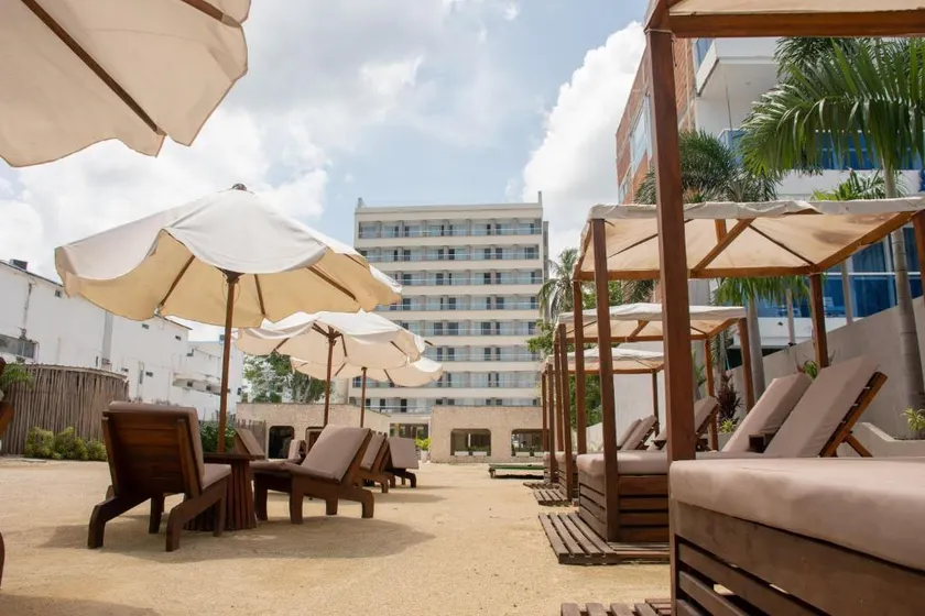 Modern on the beach with a pool and breakfast - Image 1