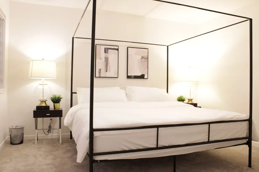 3BR Near YYC King & Queen Beds| Professional Clean - Image 1