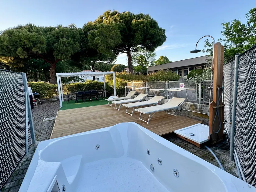 Neptune-3bedrooms-7beds-Parking-Relax Private - Image 1