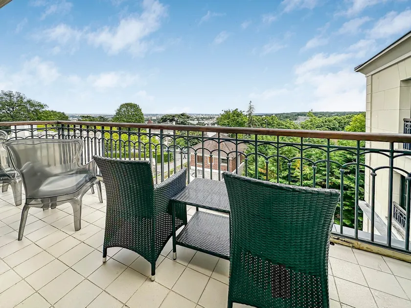 Large flat in a premium residence - free parking - Image 1