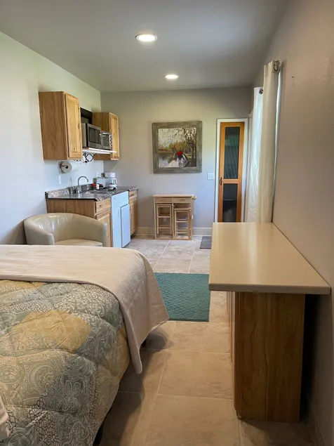 Studio with washer/dryer. - Image 1