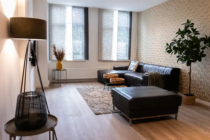 Apartamento de 2 quartos, de dois andares, recentemente renovado no centro de Tilburg, com uma cozinha de luxo, jardim partilhado e estacionamento gratuito nas proximidades. Ideal para famílias ou pequenos grupos. - Image 1