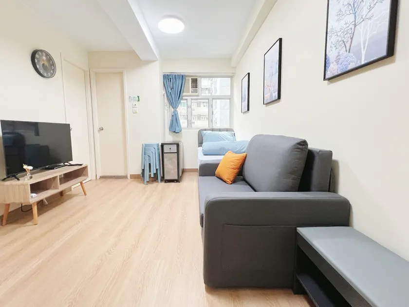 Plenty of light, 2 bedrooms, 5 beds @ 5 minutes from Wan Chai Convention MTR Station - Image 1