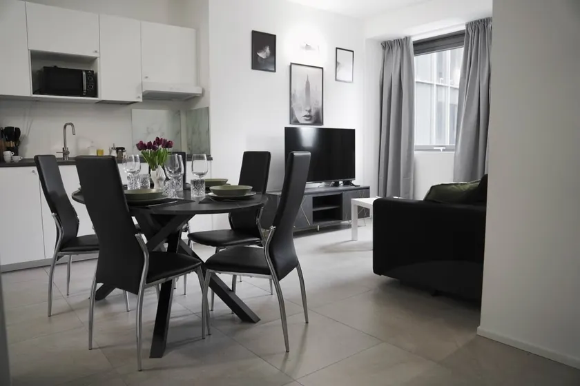Elegant apartments in Isola district - Image 1