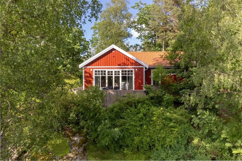 Lakeview spacious family home - Image 1