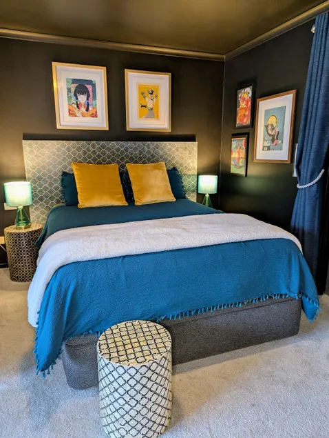 Top-floor city retreat with parking & pool - Image 1