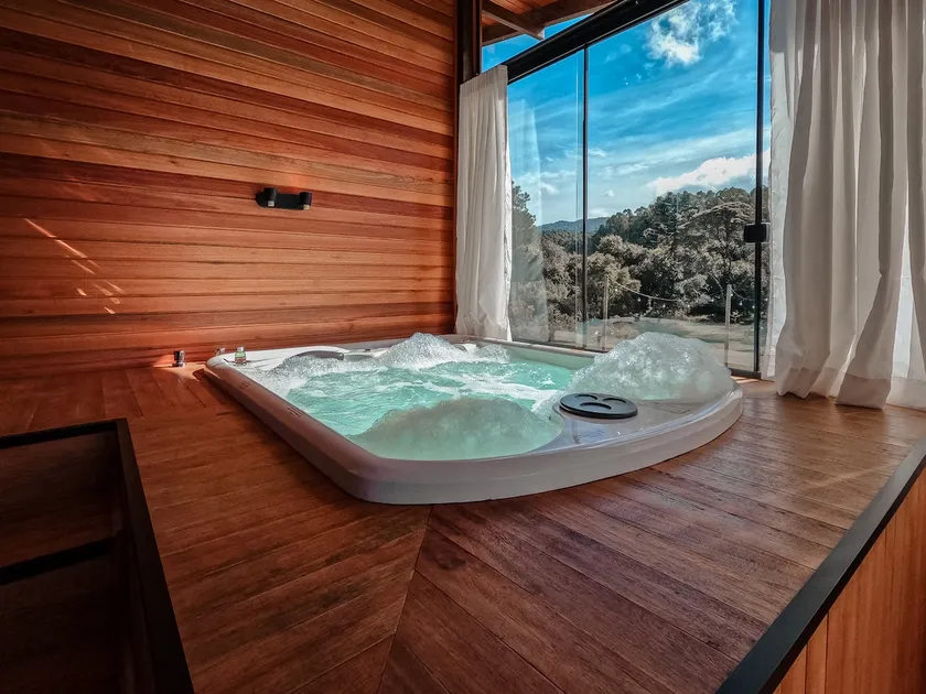 Cabin with spa, lake and outdoor fire pit - Image 1