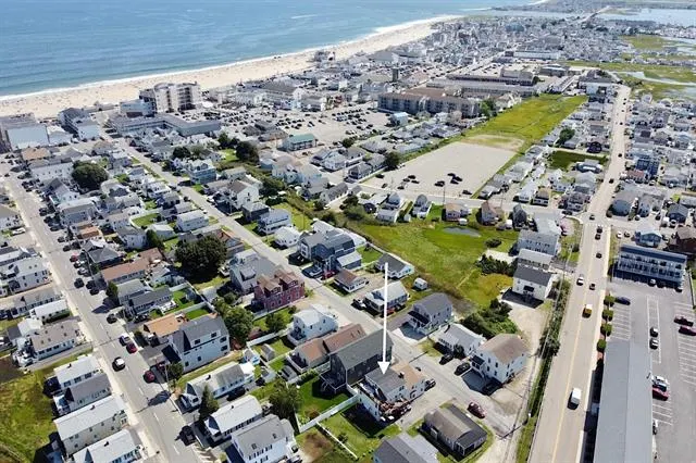 sleeps 4 one block from beach - Image 1