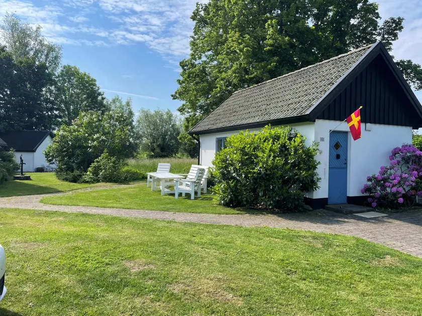 Guest house in lush garden - Image 1