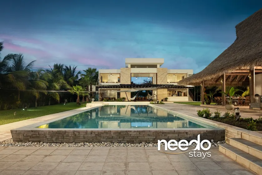 R) Luxury Villa with Pool, Jacuzzi, Beach Front - Image 1