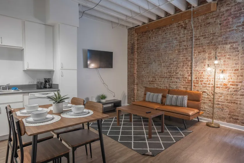 Center of Downtown Loft-FREE Parking/FAST Wifi - Image 1