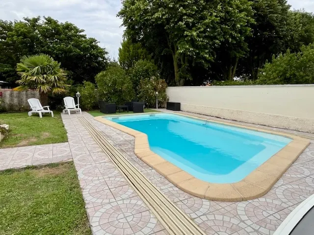 Family home in La Rochelle - Image 1