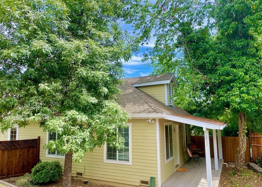 Charming Downtown Cottage - Image 1