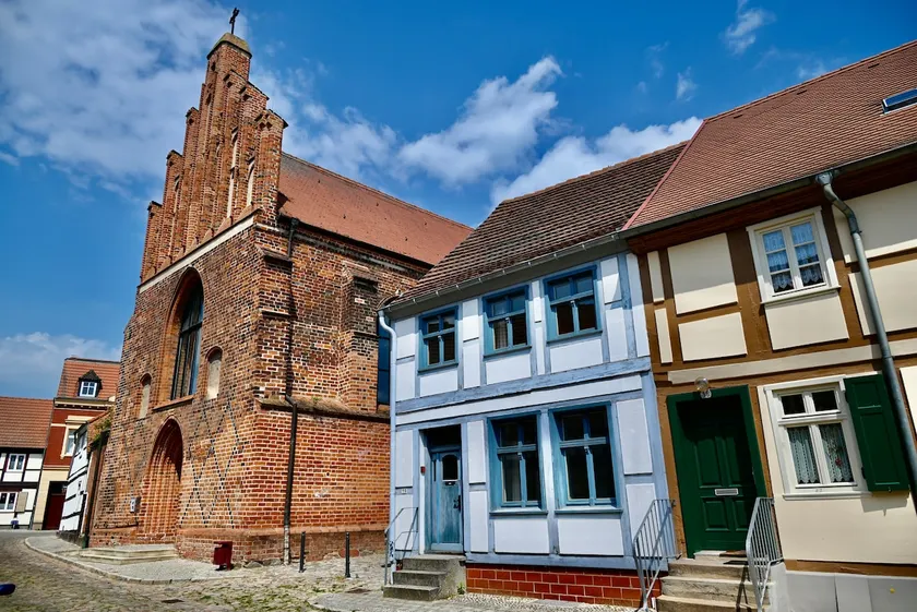”The Old Lady” Half-timbered house on the Elbe & Salzkirche - Image 1