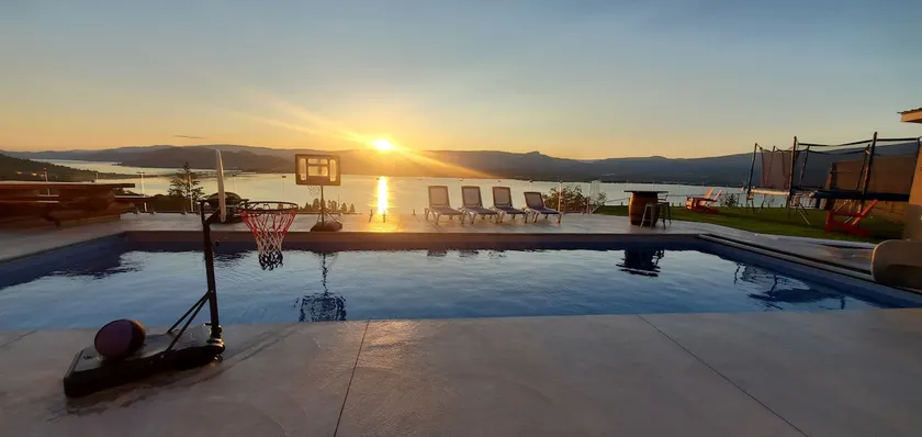 Stunning Lakeview Hot Tub,Pool Sauna, Cold Plunge - Image 1