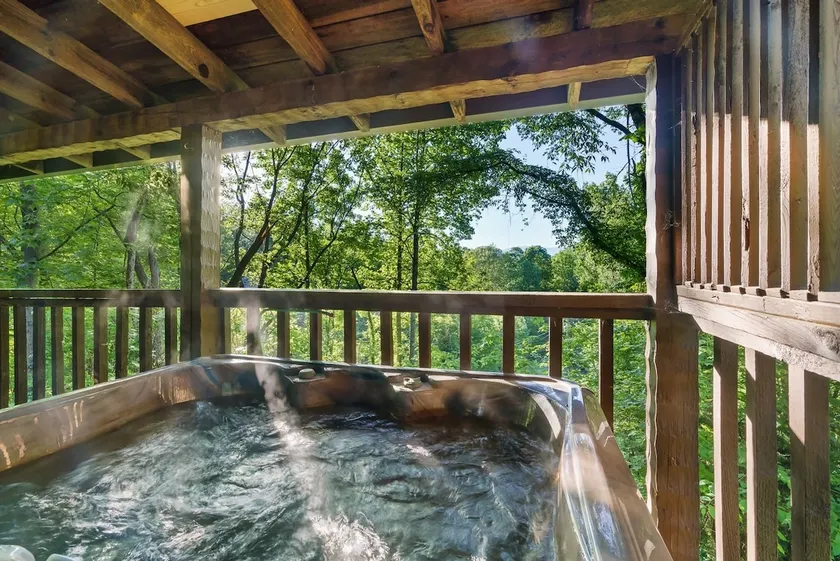 Hot Tub, Fire Pit, Game Room, 15 mins from Pkwy - Image 1