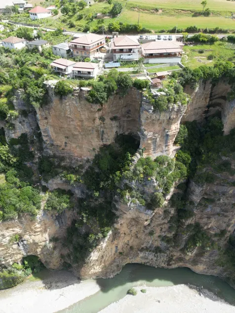 Guesthouse in the canyon - Image 1