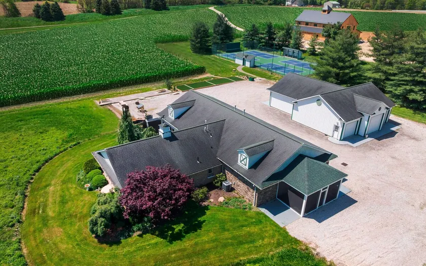 Smucker Country Cottage-Hot Tub - Image 1