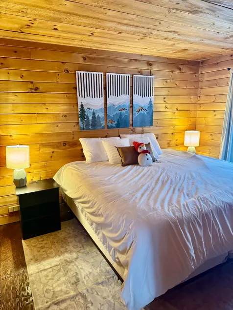 Cozy Chalet – Mtn View+ Hot Tub+ Hike+ Santa's Vil - Image 1