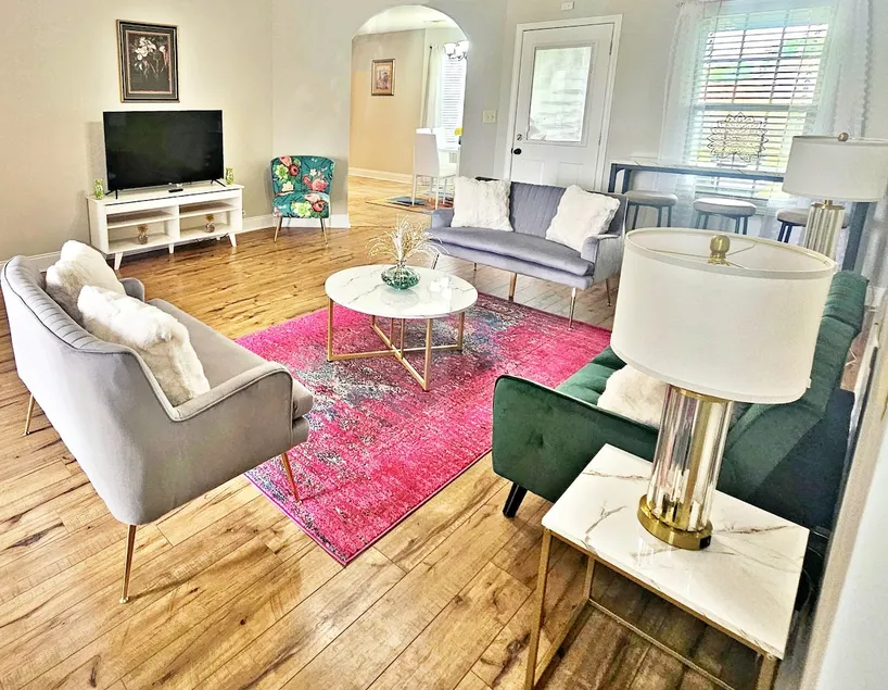 Tv in all Rooms| King Suite|Workspace| Near RAFB - Image 1