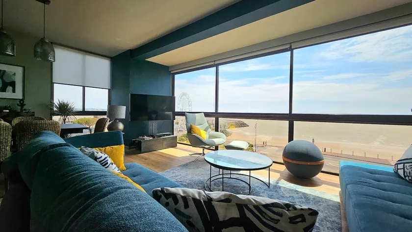 Apt 6pers, air conditioning, sea view, 2 min walk to the beaches - Image 1
