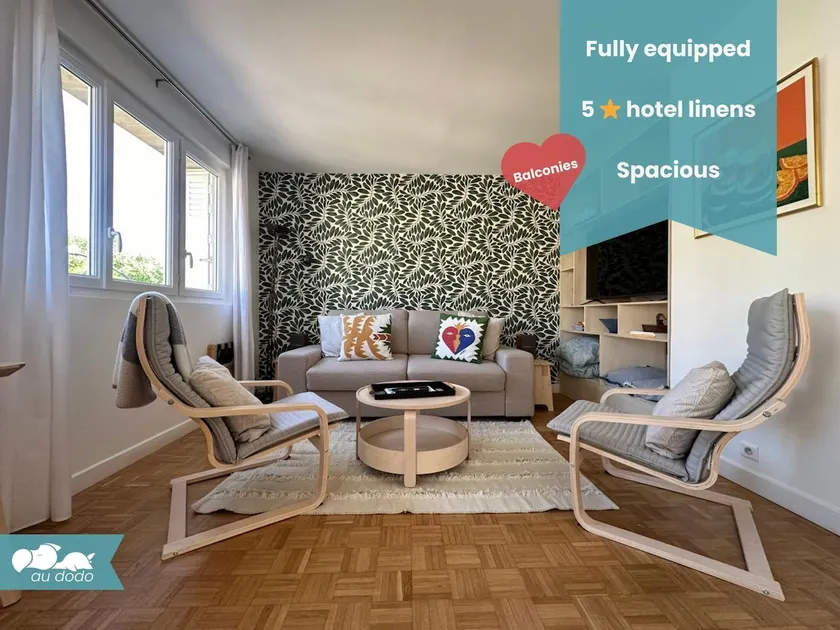 Bright 3 rooms – Tastefully decorated – 2 Balconies - Image 1