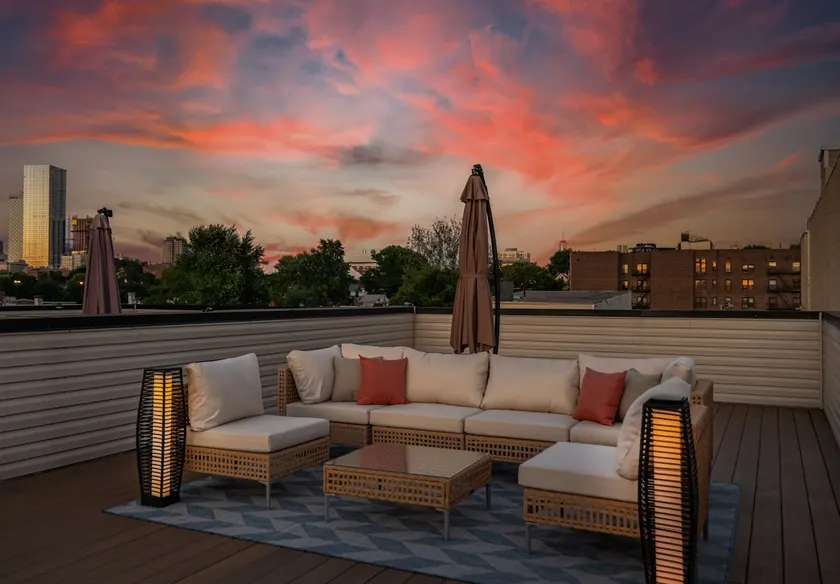 Luxury Home with NYC Views, Free Parking & Rooftop - Image 1