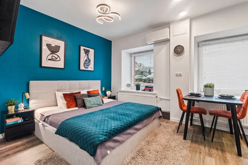 Stylish & Cozy Gem: 15-min Walk to Center, Parking - Image 1