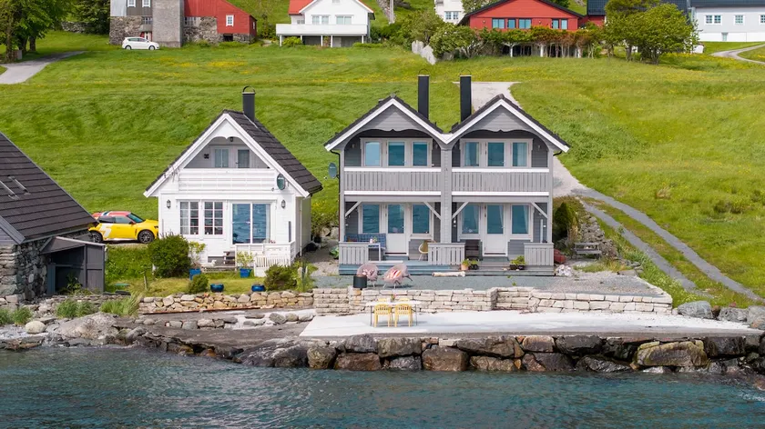 Seahouse with shoreline in Kalvåg - Image 1