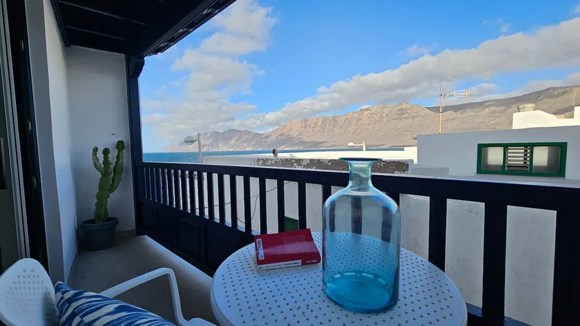 Caleta de Famara. Front line with balcony! - Image 1