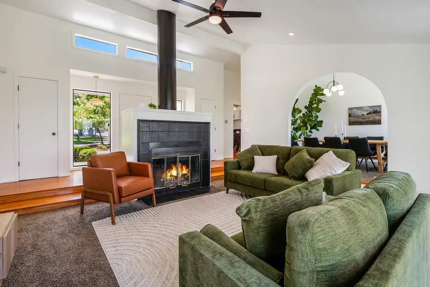 Casa Lobo Lakefront Getaway - Image 1