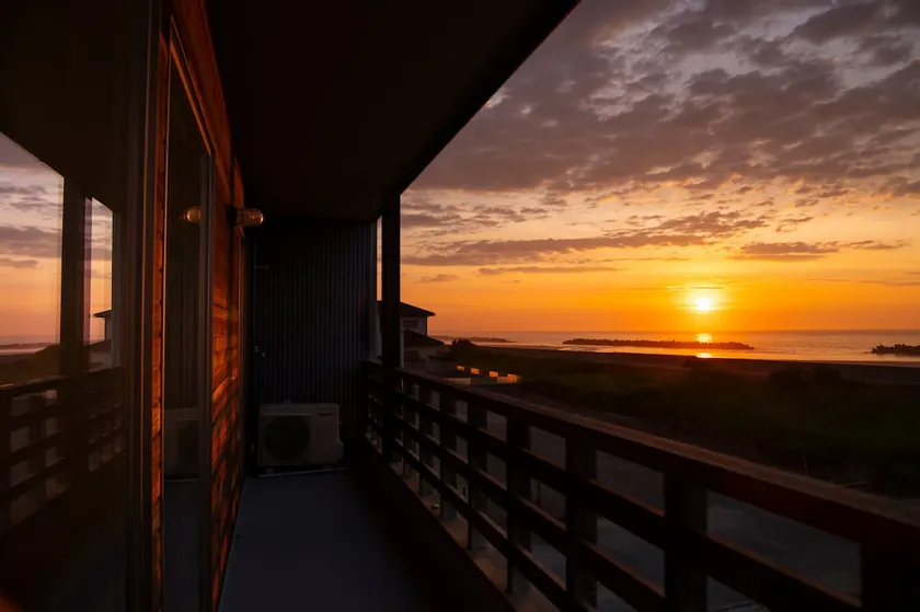Incredible sunrises / 30-second walk to the beach / Pet friendly / 3 private rooms / Free tent sauna and BBQ set included - Image 1