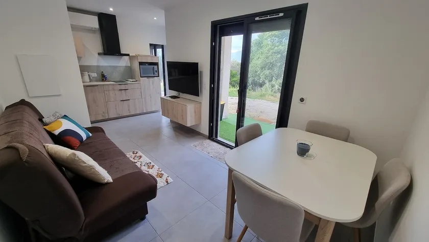 New air-conditioned 2-room apartment – quiet/nature – 10 min to the beach - Image 1